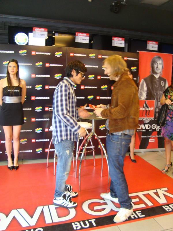 David Guetta, Musimundo y 40 Principales - Firma de Autógrafos