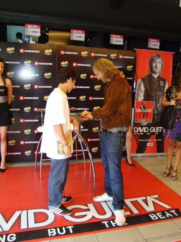 David Guetta, Musimundo y 40 Principales - Firma de Autógrafos