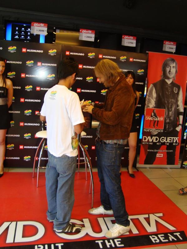 David Guetta, Musimundo y 40 Principales - Firma de Autógrafos