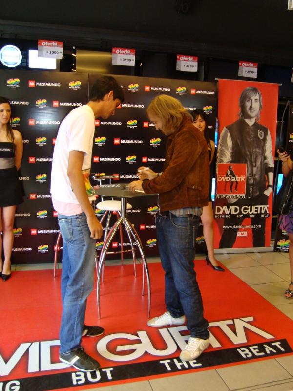 David Guetta, Musimundo y 40 Principales - Firma de Autógrafos