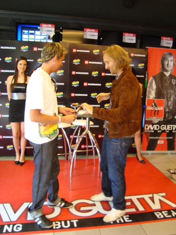 David Guetta, Musimundo y 40 Principales - Firma de Autógrafos