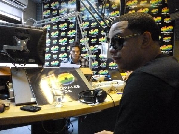 J. Alvarez en la radio de los éxitos