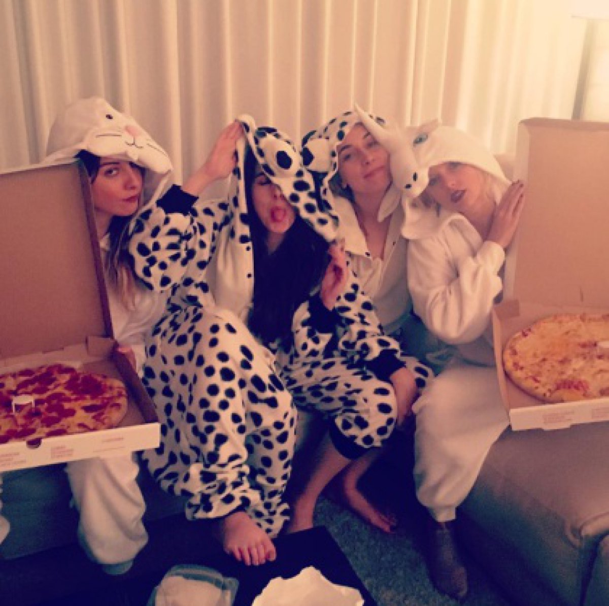 Taylor swift se viste de vaca y come pizza con amigas