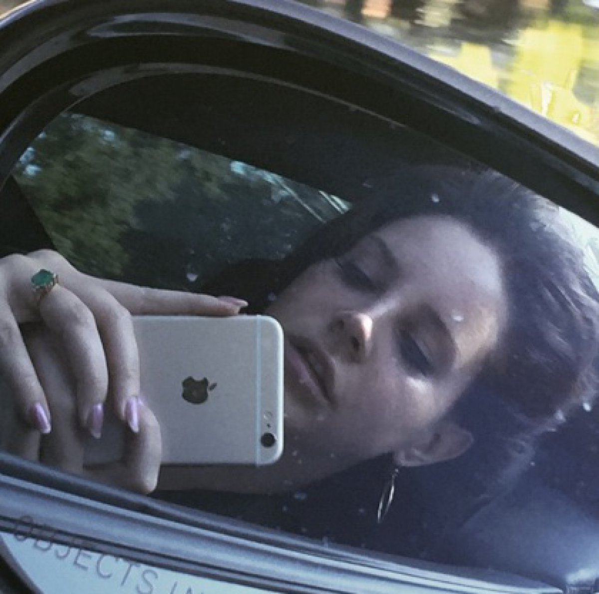 Lana del Rey saca fotos desde la ventanilla del auto