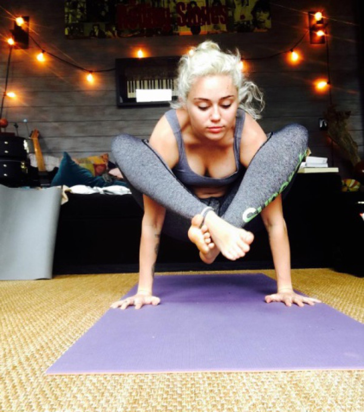 Miley Cyrus hace yoga