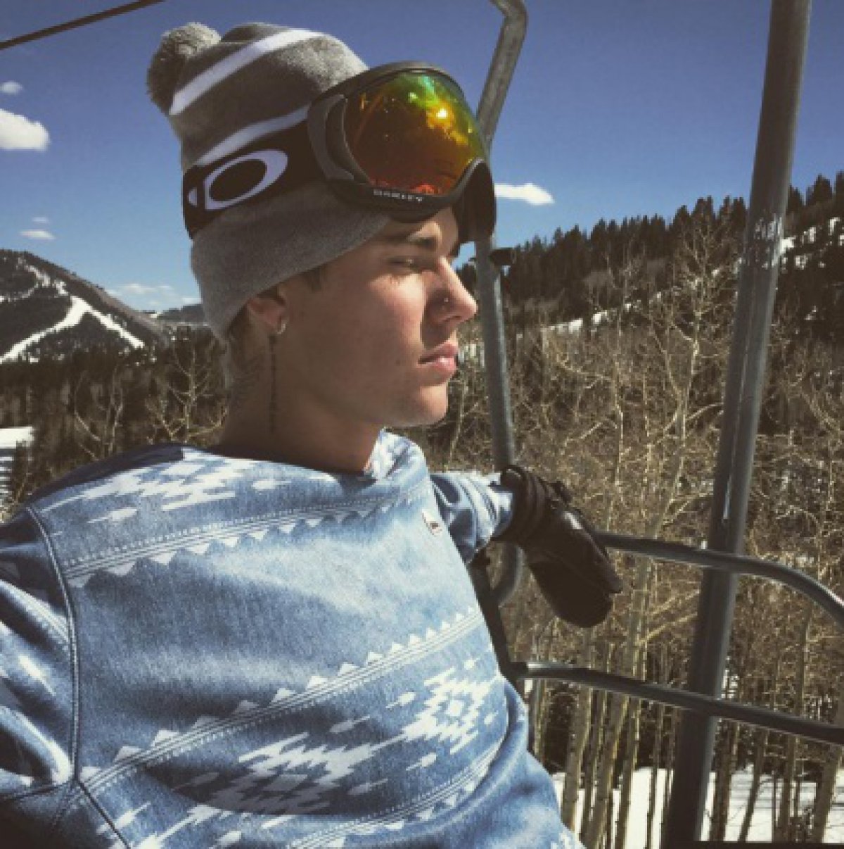 Justin Bieber se relaja esquiando