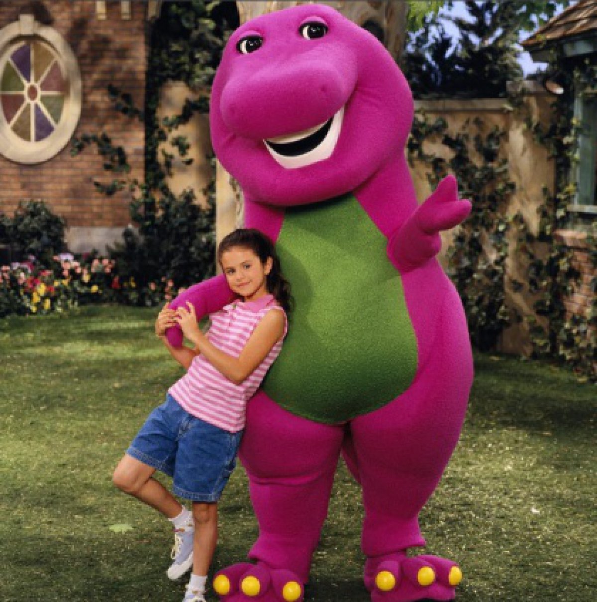 Selena Gomez sube fotos de cuando era amiga de Barney