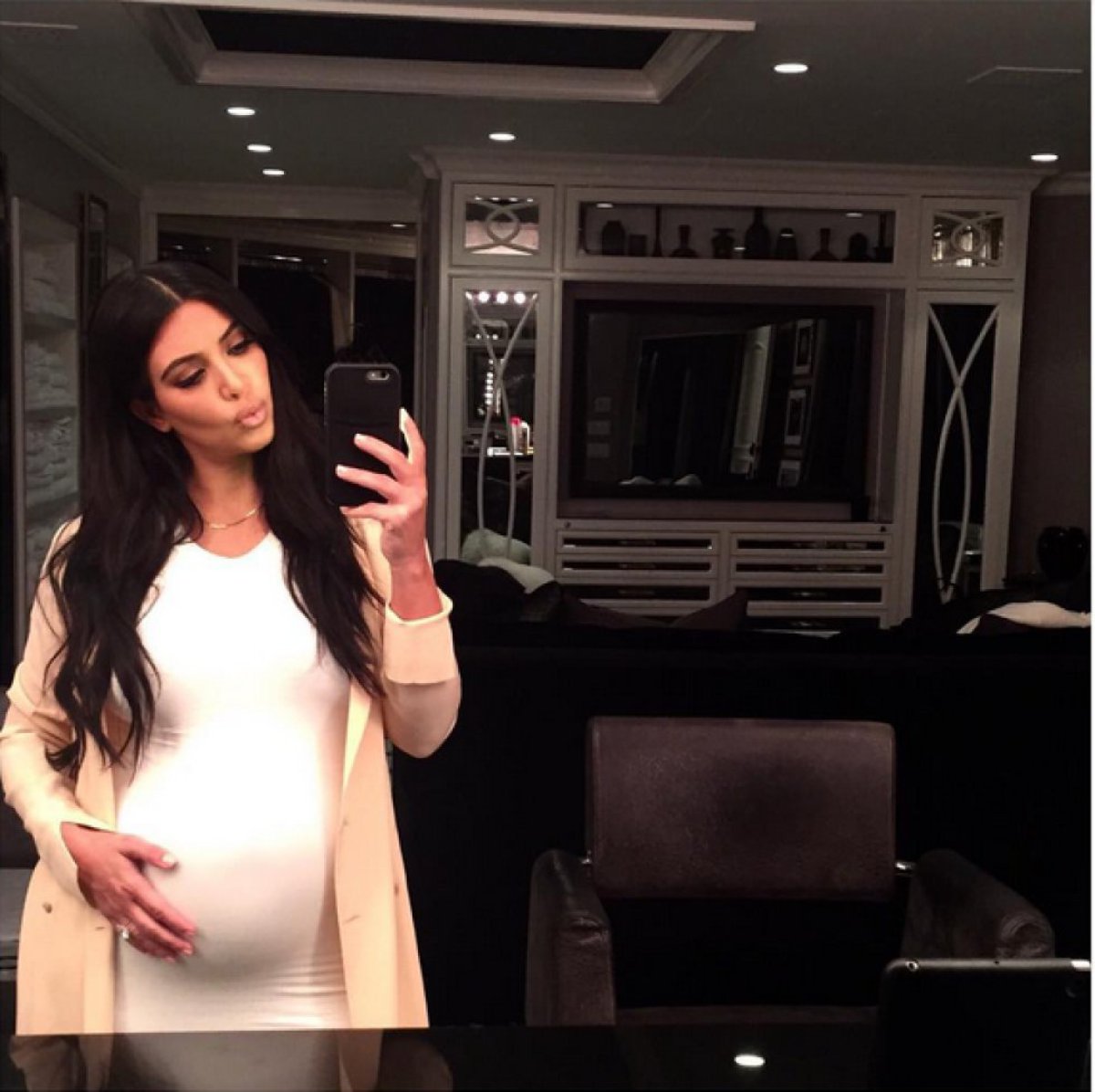 Kim Kardashian con su panza embarazada