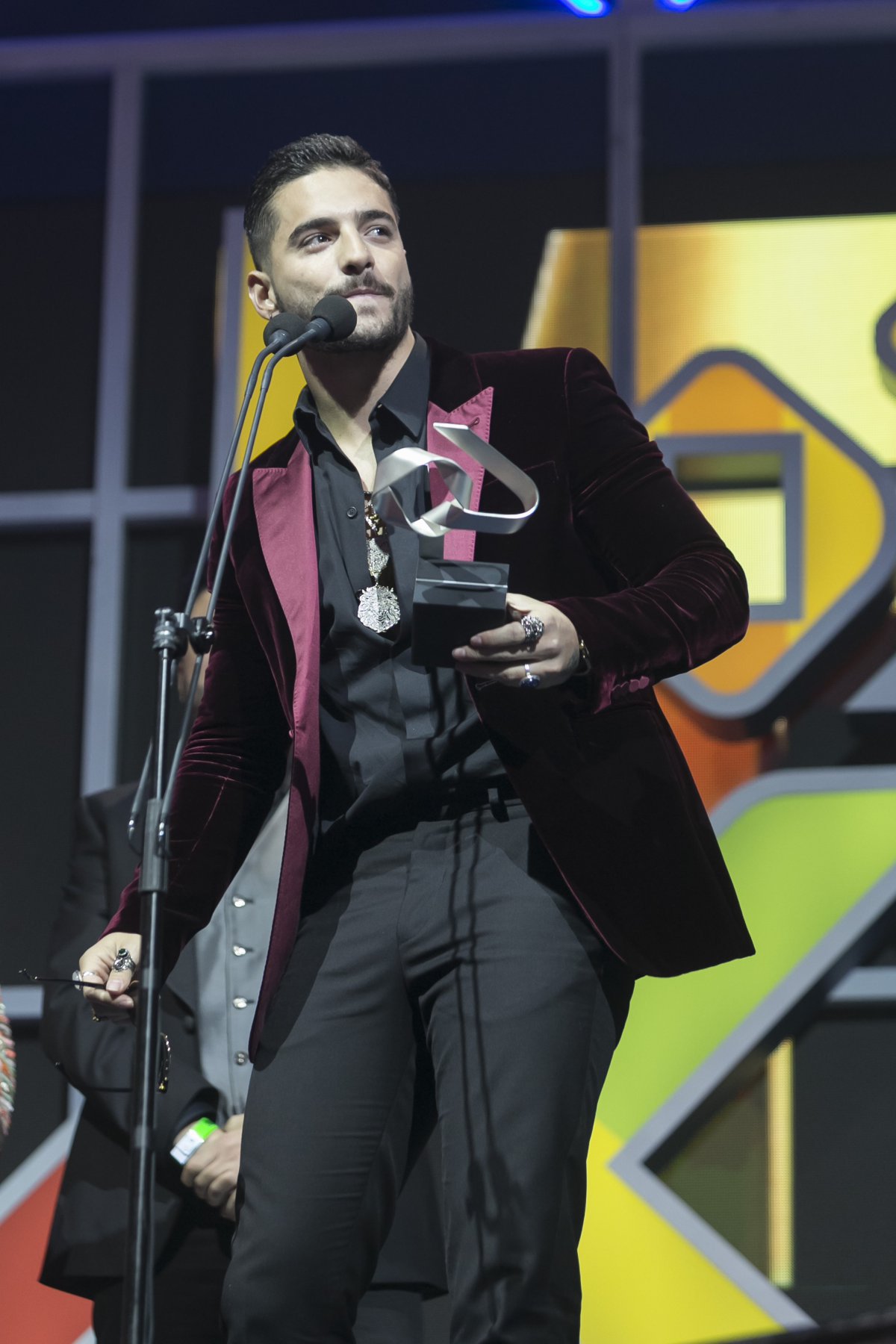 Maluma super elegante para recibir su premio Global Show por "Borro Cassette"